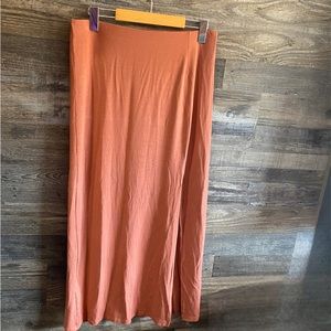 WILFRED (Aritzia) MIDI/MAXI SKIRT IN A BURNTY ORANGE WITH A SLIT.